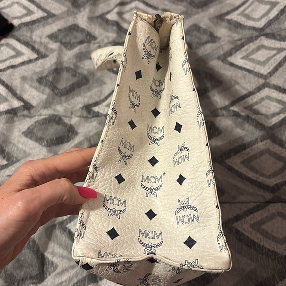 MCM White Monogram Tote Bag with Iconic Design - Picture 4 of 12